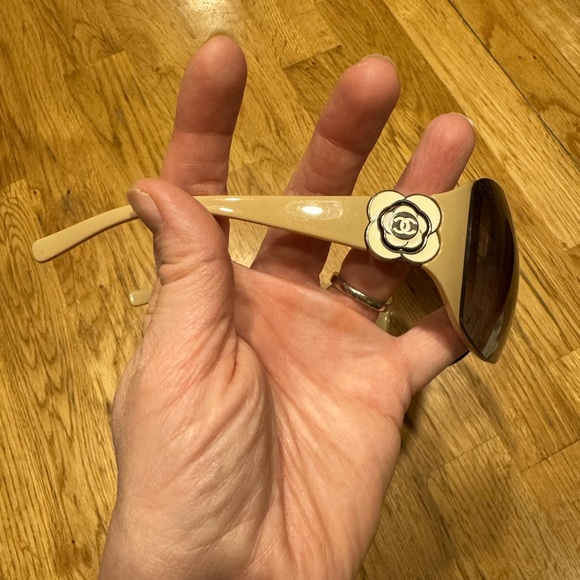 CHANEL Accessories - Chanel Camilla Flower Vintage Aviator Hinge Wrap Around Sunglasses Beige